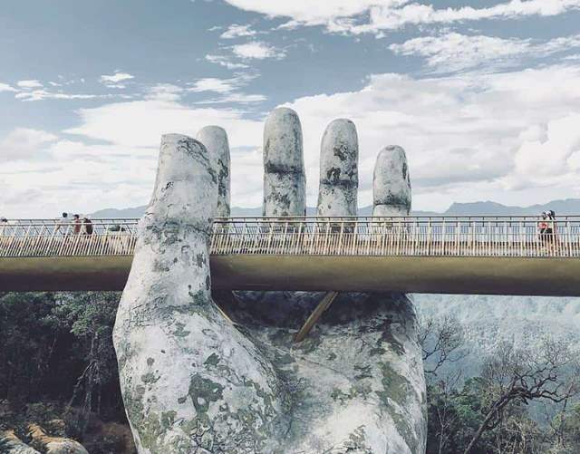 Bàn tay nâng đỡ Cầu Vàng – Golden Bridge