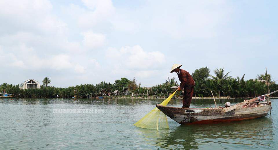 Hoạt động quăng chài ở rừng dửa bảy mẫu Cẩm Thanh, Hội An